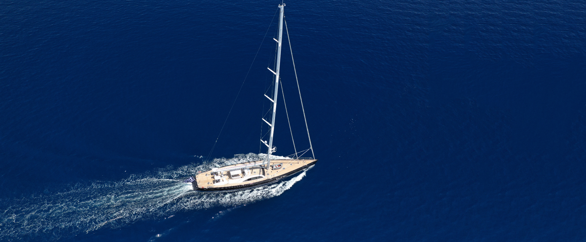 Voilier de luxe naviguant sur une mer calme